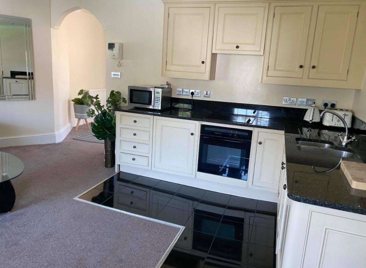 Letting Serviced Apartments - Guards View, Windsor Bagian luar foto