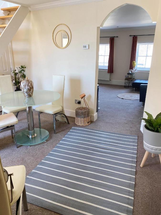 Letting Serviced Apartments - Guards View, Windsor Bagian luar foto