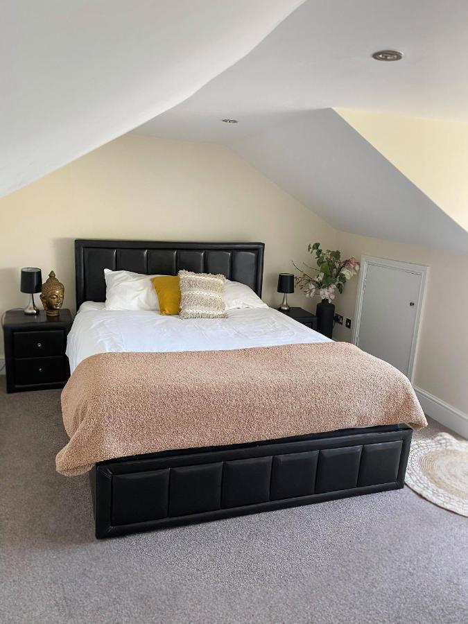 Letting Serviced Apartments - Guards View, Windsor Bagian luar foto