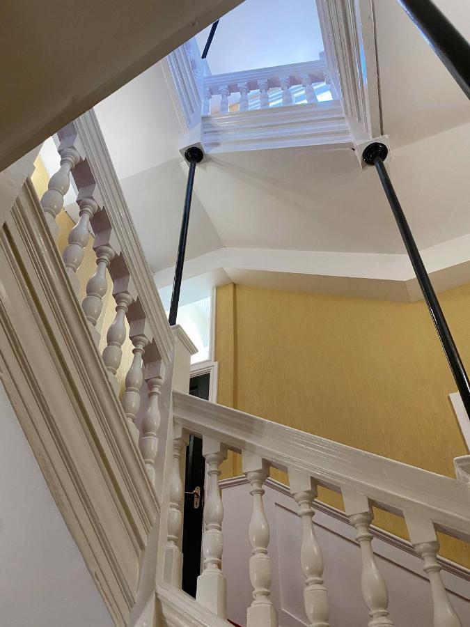 Letting Serviced Apartments - Guards View, Windsor Bagian luar foto