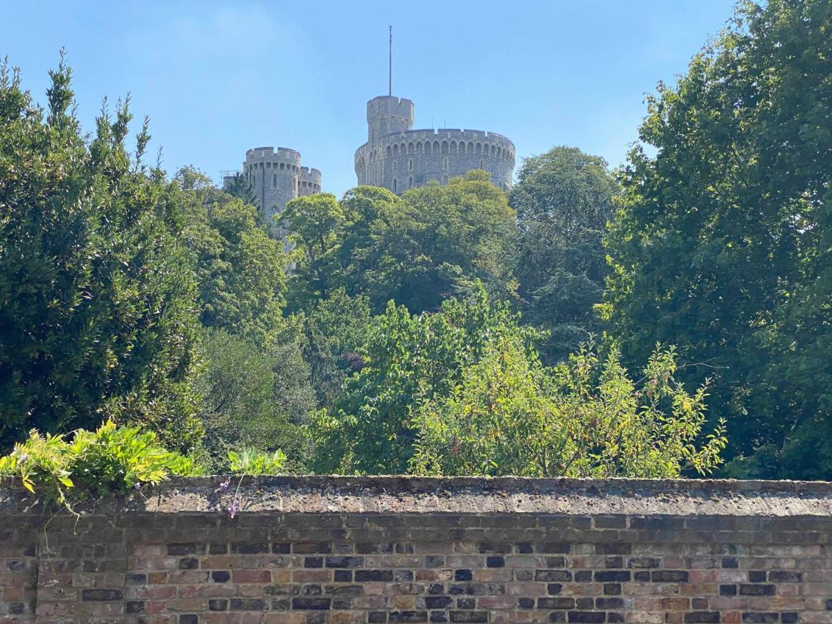Letting Serviced Apartments - Guards View, Windsor Bagian luar foto