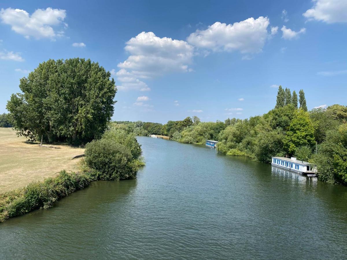Letting Serviced Apartments - Guards View, Windsor Bagian luar foto