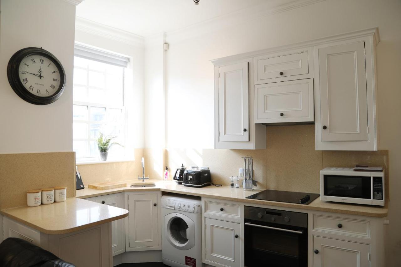 Letting Serviced Apartments - Guards View, Windsor Bagian luar foto