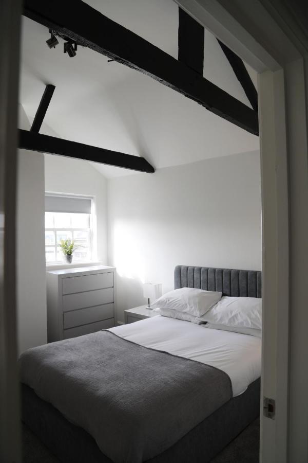 Letting Serviced Apartments - Guards View, Windsor Bagian luar foto