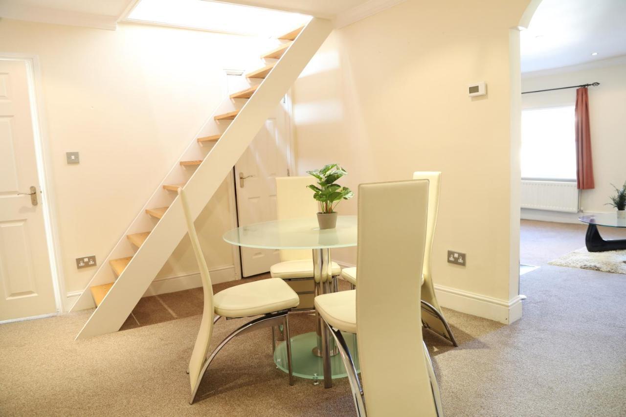 Letting Serviced Apartments - Guards View, Windsor Bagian luar foto