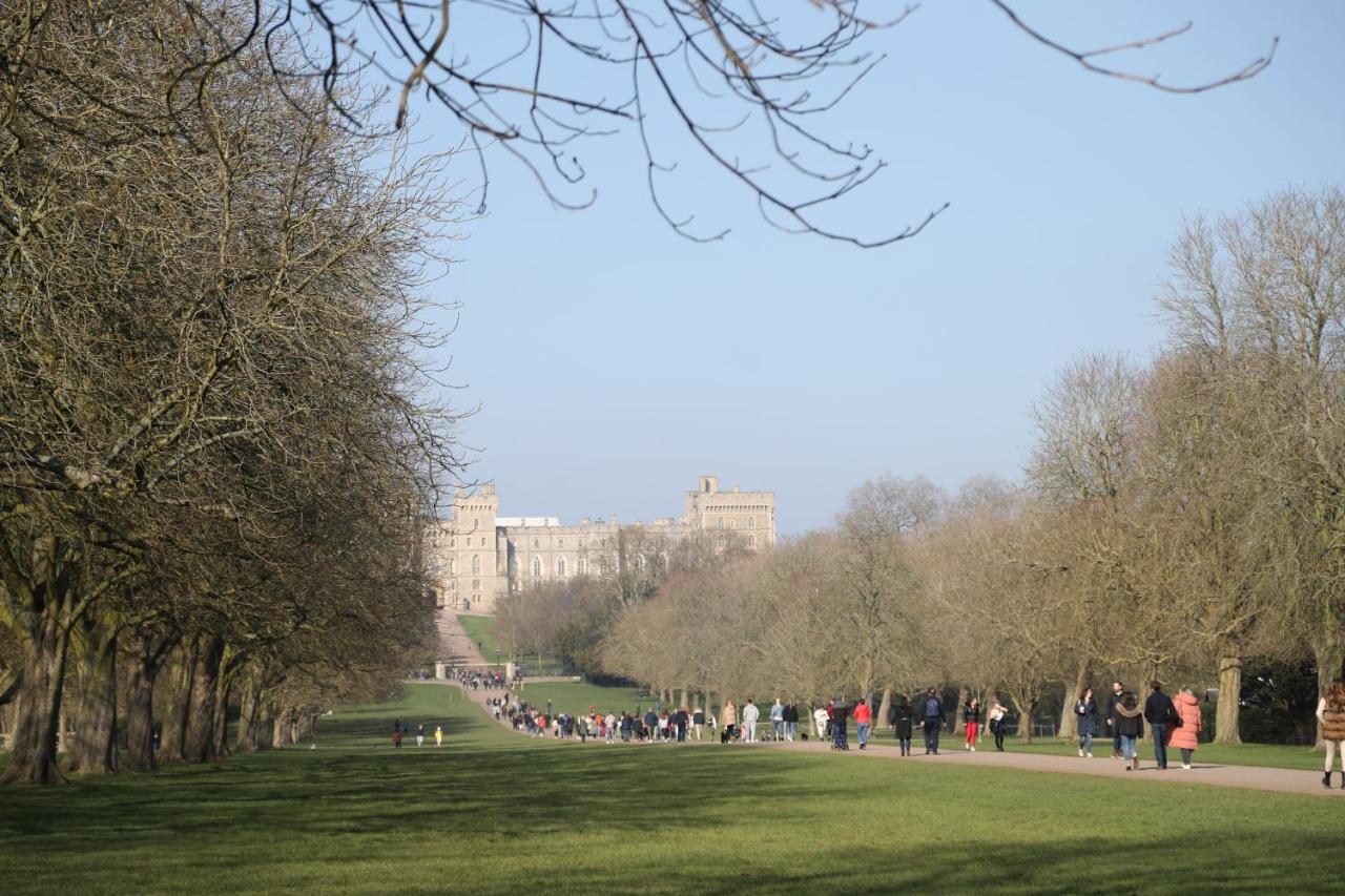 Letting Serviced Apartments - Guards View, Windsor Bagian luar foto
