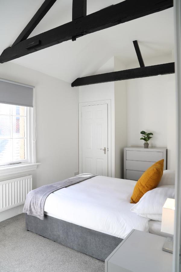Letting Serviced Apartments - Guards View, Windsor Bagian luar foto