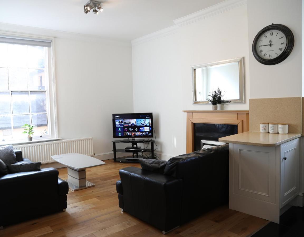 Letting Serviced Apartments - Guards View, Windsor Bagian luar foto