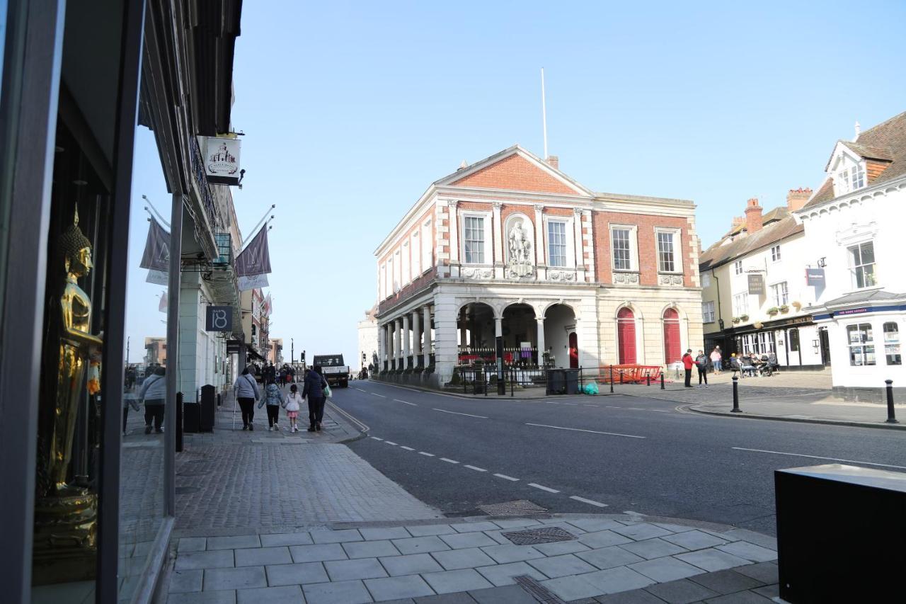 Letting Serviced Apartments - Guards View, Windsor Bagian luar foto