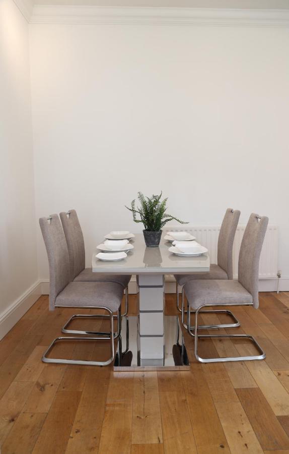 Letting Serviced Apartments - Guards View, Windsor Bagian luar foto