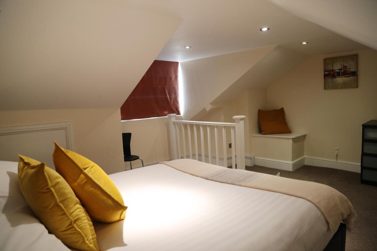 Letting Serviced Apartments - Guards View, Windsor Bagian luar foto