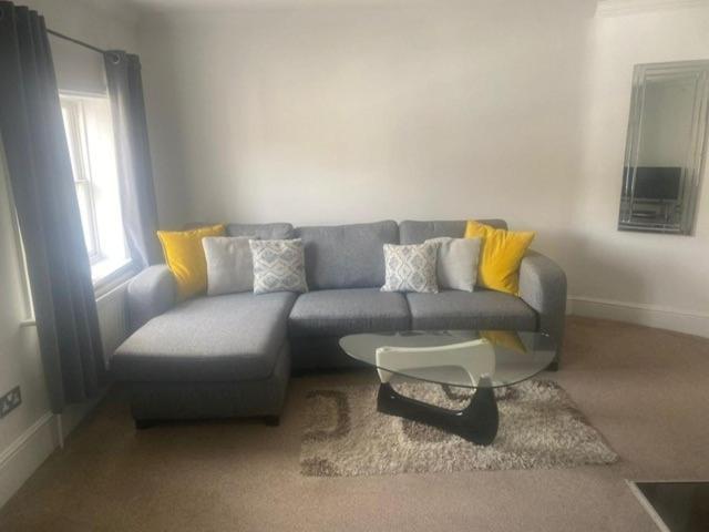 Letting Serviced Apartments - Guards View, Windsor Bagian luar foto